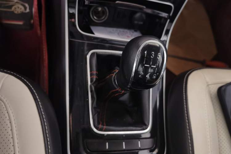 Used CHANGAN KAICHENG Oushang A600 2018 1.5L Manual Luxury Model Gear Lever