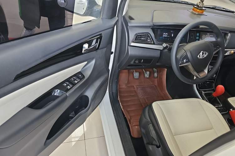 Used CHANGAN KAICHENG Oushang A600 2018 1.5L Manual Luxury Model Interior 2