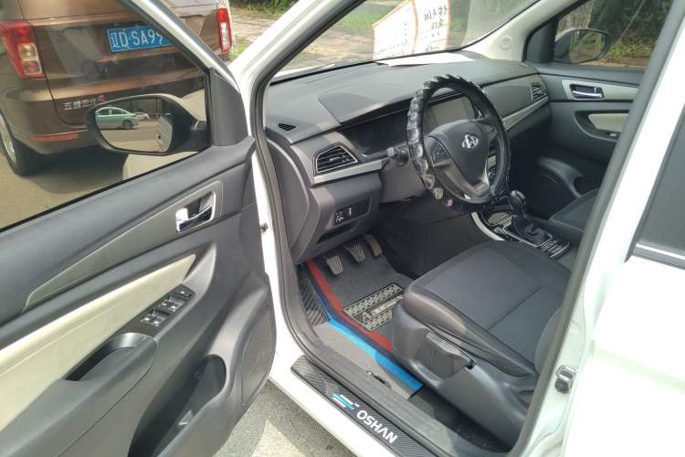 Used CHANGAN KAICHENG Oushang A600 2018 1.5L Manual Elite Version Interior 5