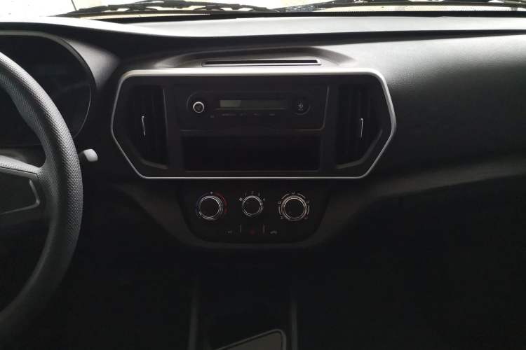 Used CHANGAN KAICHENG Ruixing EM60 2025 Passenger Version Comfort Edition 6 Seats 300 km Range Side-Hinged Doors Audio And AC Panel