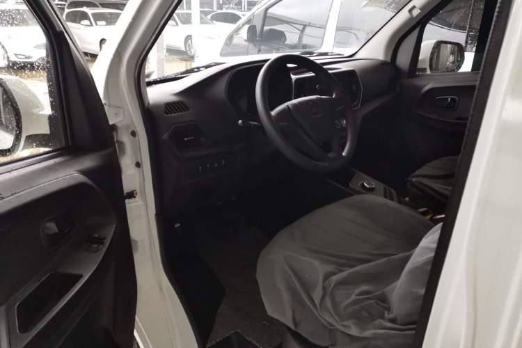Used CHANGAN KAICHENG Ruixing EM60 2025 Passenger Version Comfort Edition 6 Seats 300 km Range Side-Hinged Doors Interior 3