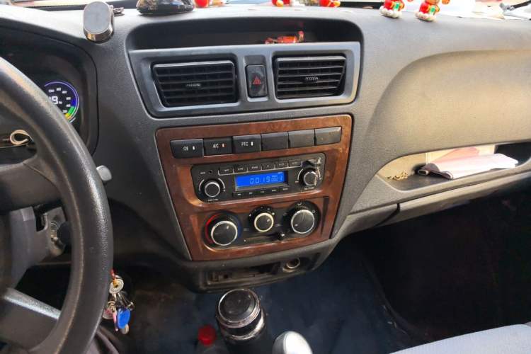 Used CHANGAN KAICHENG Ruixing EM60 2021 Pure Electric Van Transporter 60kW Audio And AC Panel