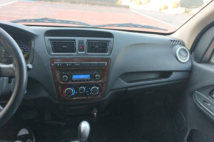 Used CHANGAN KAICHENG Ruixing EM60 2021 Pure Electric Van Transporter 60kW Audio And AC Panel