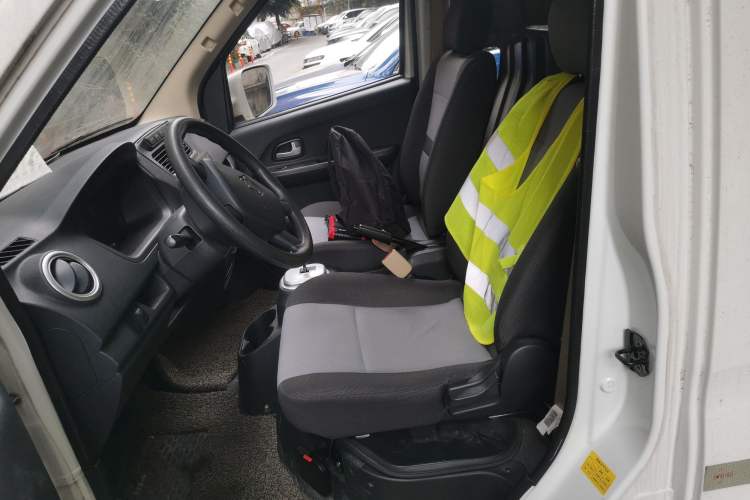 Used CHANGAN KAICHENG Ruixing EM60 2021 Pure Electric Van Transporter 70kW Left Rear Seat