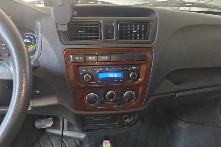 Used CHANGAN KAICHENG Ruixing EM60 2022 Pure Electric Van 4498 mm Long Flat Roof with Rear-Hinged Doors 2 Seats 60 kW 41.86 kWh Audio And AC Panel