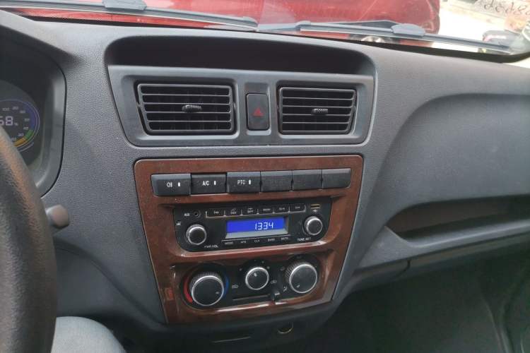 Used CHANGAN KAICHENG Ruixing EM60 2022 All-Electric Van 4498 mm Long Flat Roof with Rear-Hinged Doors 2 Seats 70 kW 41.86 kWh Audio And AC Panel