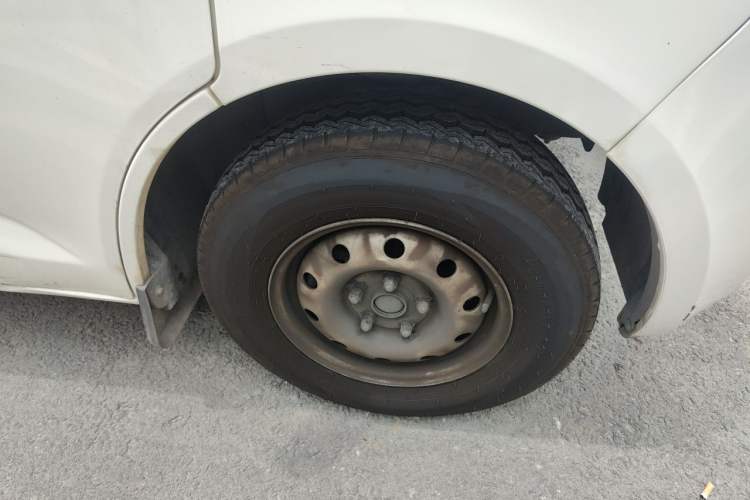 Used CHANGAN KAICHENG Ruixing EM60 2022 Pure Electric Van 4498 mm Long Flat Roof with Rear-Hinged Doors 2 Seats 60 kW 41.86 kWh Right Front Wheel Hub