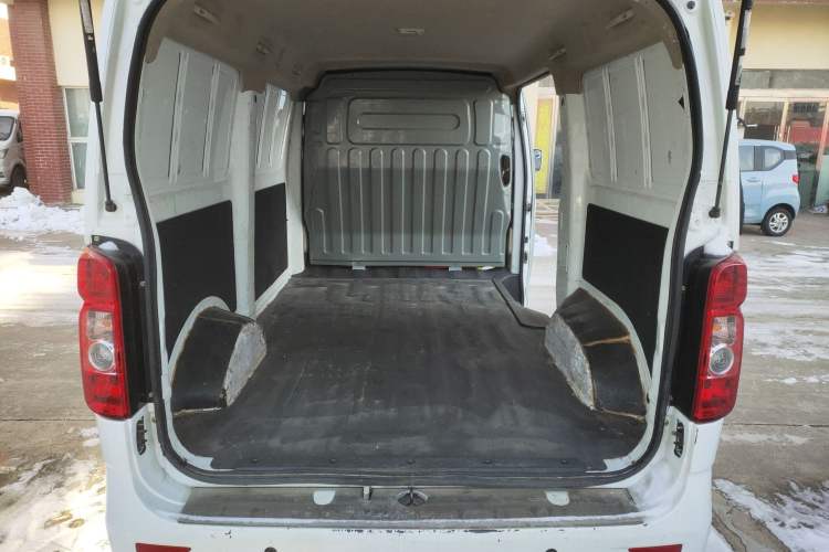 Used CHANGAN KAICHENG Ruixing EM60 2022 All-Electric Van 4498 mm Long Flat Roof with Rear-Hinged Doors 2 Seats 70 kW 41.86 kWh Trunk