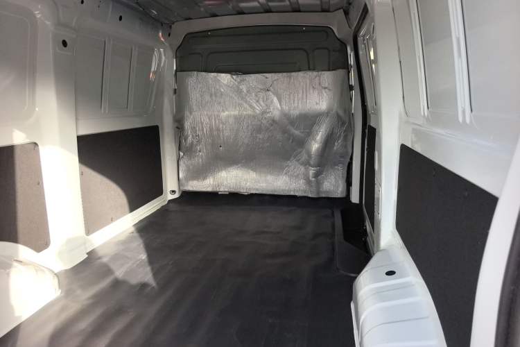 Used CHANGAN KAICHENG Ruixing EM60 2023 All-Electric Van 4525 mm Long Flat Roof with Side Doors 2 Seats 60 kW 38.7 kWh Interior 1