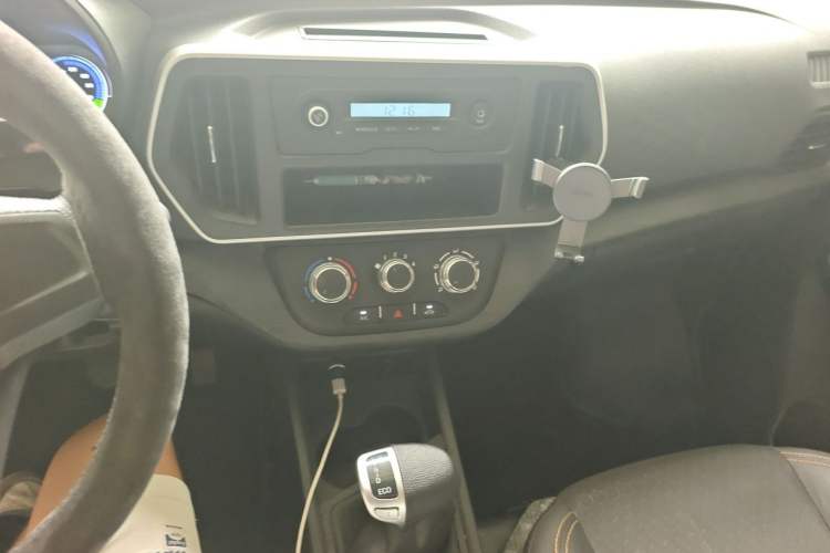 Used CHANGAN KAICHENG Ruixing EM60 2024 300 km Range Comfort-Style Dual-Side Design 2 Seats 41.86 kWh Audio And AC Panel