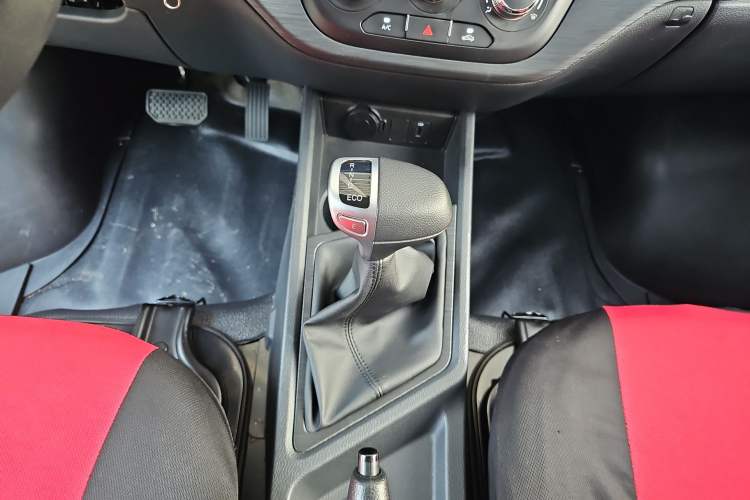 Used CHANGAN KAICHENG Ruixing EM60 2024 Comfort Model 6 Seats 41.86 kWh Side-Hinged Doors Gear Lever