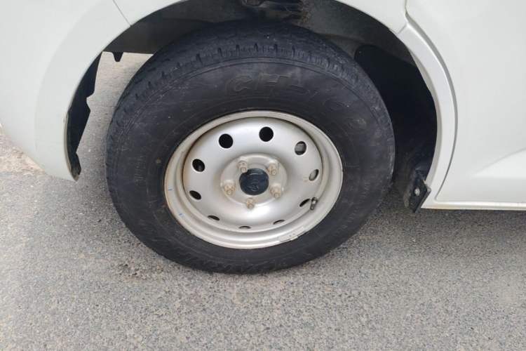Used CHANGAN KAICHENG Ruixing EM60 2024 Comfort Model 6 Seats 41.86 kWh Side-Hinged Doors Left Front Wheel Hub