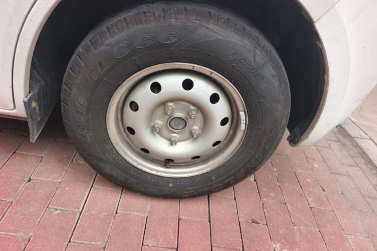 Used CHANGAN KAICHENG Ruixing EM60 2024 Comfort Model 6 Seats 41.86 kWh Side-Hinged Doors Right Front Wheel Hub