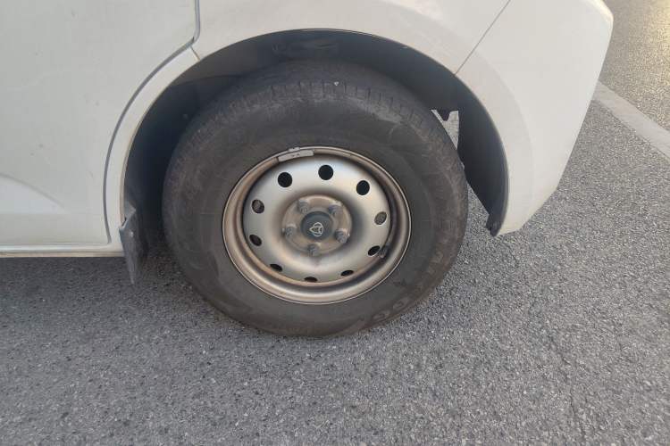 Used CHANGAN KAICHENG Ruixing EM60 2024 Comfort Model 6 Seats 41.86 kWh Side-Hinged Doors Right Front Wheel Hub