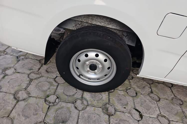 Used CHANGAN KAICHENG Ruixing EM60 2024 Comfort Model 6 Seats 41.86 kWh Side-Hinged Doors Right Rear Wheel Hub