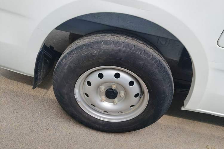 Used CHANGAN KAICHENG Ruixing EM60 2024 Comfort Model 6 Seats 41.86 kWh Side-Hinged Doors Right Rear Wheel Hub