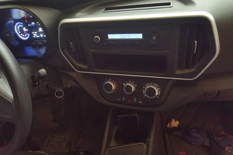 Used CHANGAN KAICHENG Ruixing EM60 2025 Passenger Version Comfort Model 6 Seats 300 km Liftback Door Audio And AC Panel