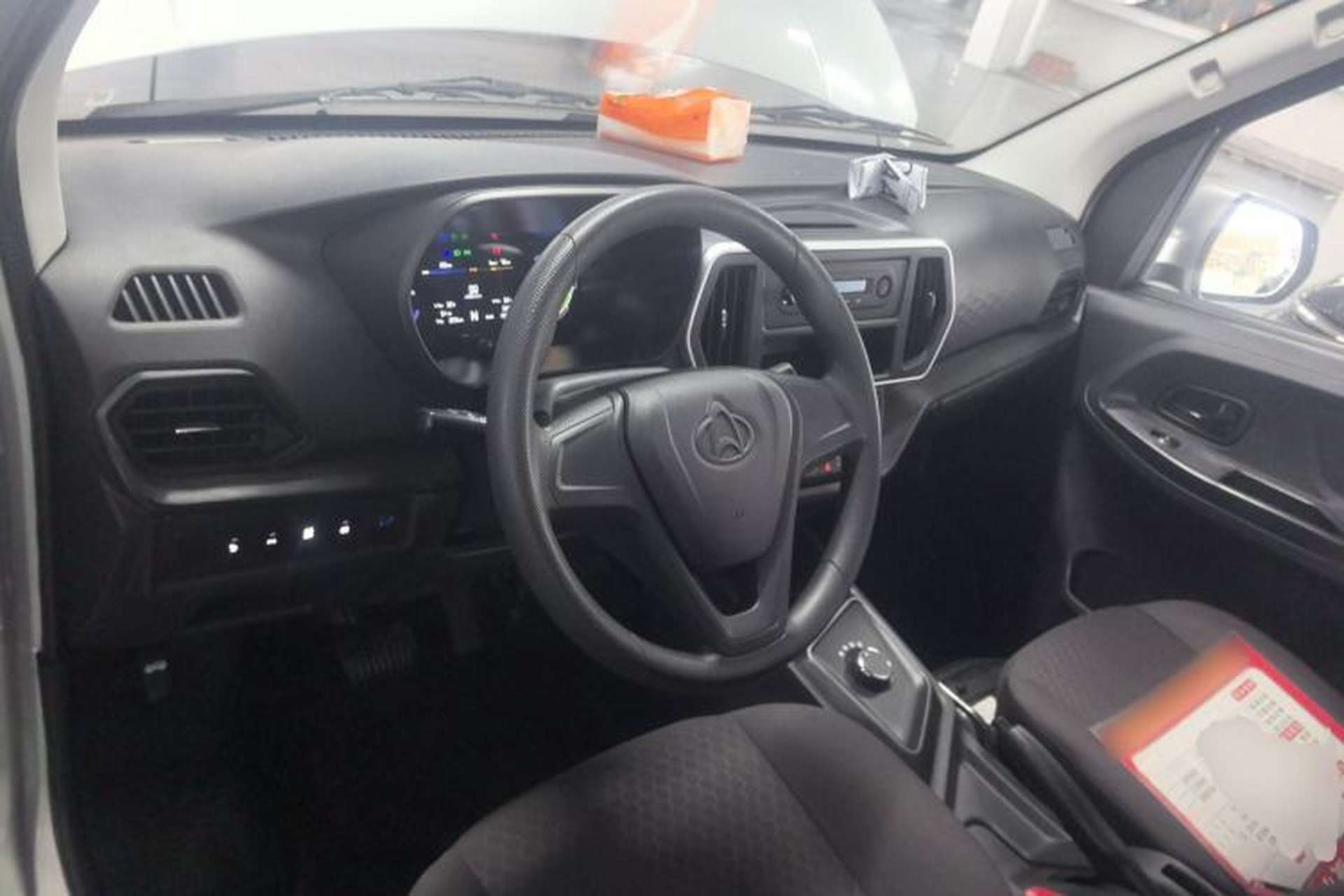 Used CHANGAN KAICHENG Ruixing EM60 2025 Passenger Version Comfort Edition 6 Seats 300 km Range Side-Hinged Doors Interior 2