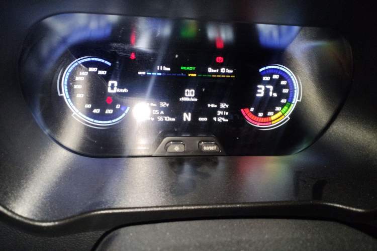 Used CHANGAN KAICHENG Ruixing EM60 2025 Passenger Version Comfort Edition 6 Seats 300 km Range Side-Hinged Doors Odometer Close Up
