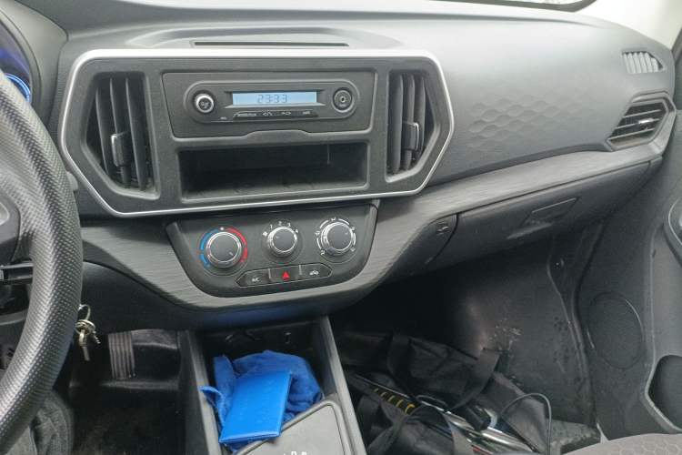 Used CHANGAN KAICHENG Ruixing EM60 2025 Passenger Version Comfort Edition 6 Seats 300 km Range Side-Hinged Doors Audio And AC Panel
