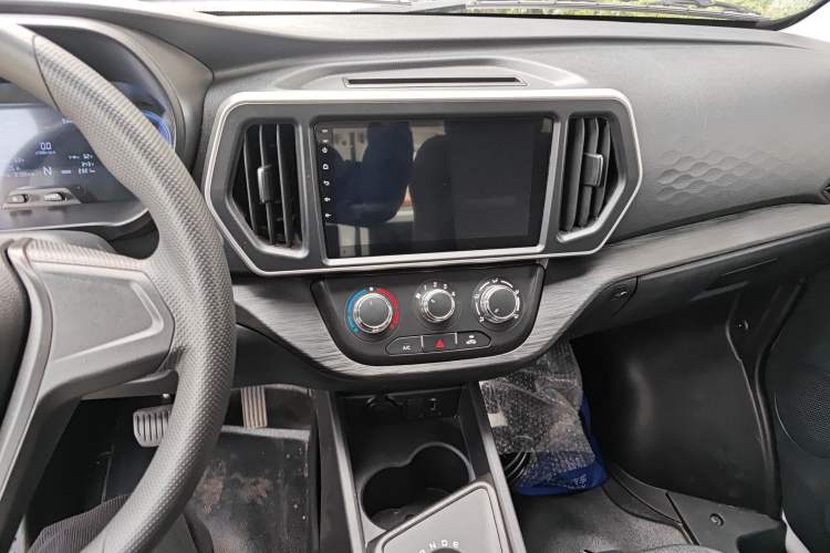 Used CHANGAN KAICHENG Ruixing EM60 2025 Passenger Version Comfort Edition 6 Seats 300 km Range Side-Hinged Doors Audio And AC Panel