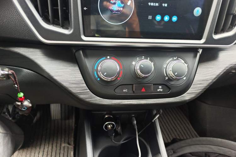 Used CHANGAN KAICHENG Ruixing EM60 2025 Passenger Version Comfort Edition 6 Seats 300 km Range Side-Hinged Doors Audio And AC Panel