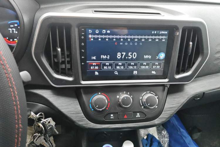 Used CHANGAN KAICHENG Ruixing EM60 2025 Passenger Version Comfort Model 6 Seats 300 km Liftback Door Audio And AC Panel