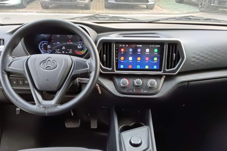 Used CHANGAN KAICHENG Ruixing EM60 2025 Passenger Version Comfort Edition 6 Seats 300 km Range Side-Hinged Doors Audio And AC Panel