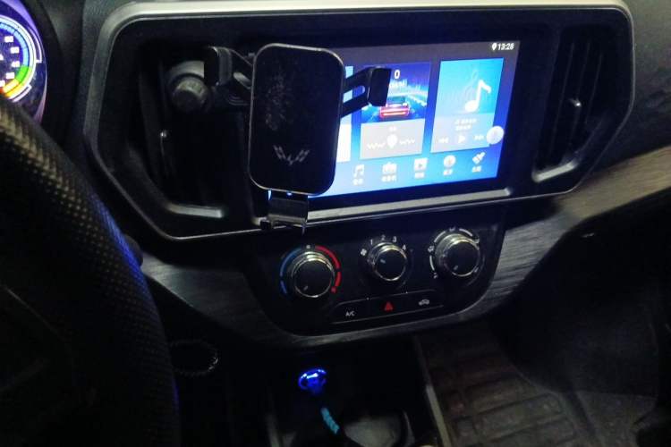 Used CHANGAN KAICHENG Ruixing EM60 2025 Passenger Version Comfort Edition 6 Seats 300 km Range Side-Hinged Doors Audio And AC Panel