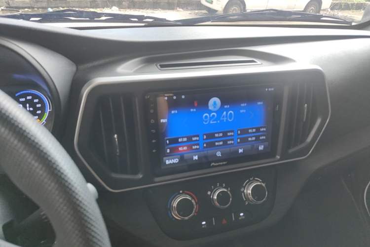 Used CHANGAN KAICHENG Ruixing EM60 2025 Passenger Version Comfort Model 7 Seats 300 km Range Liftback Door Audio And AC Panel