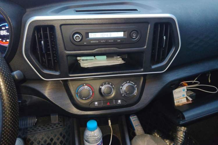 Used CHANGAN KAICHENG Ruixing EM60 2025 Passenger Version Comfort Edition 6 Seats 300 km Range Side-Hinged Doors Audio And AC Panel
