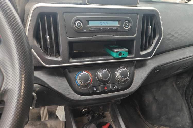 Used CHANGAN KAICHENG Ruixing EM60 2025 Passenger Version Comfort Edition 6 Seats 300 km Range Side-Hinged Doors Audio And AC Panel