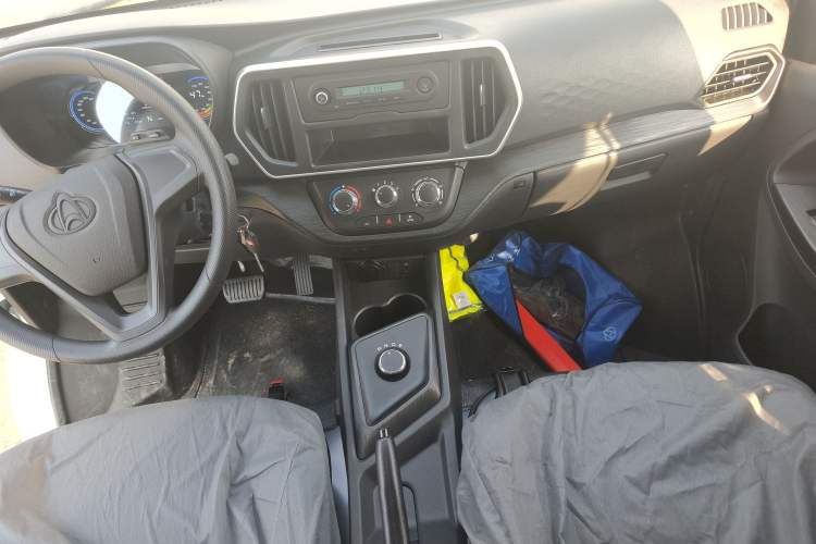 Used CHANGAN KAICHENG Ruixing EM60 2025 Passenger Version Comfort Edition 6 Seats 300 km Range Side-Hinged Doors Audio And AC Panel