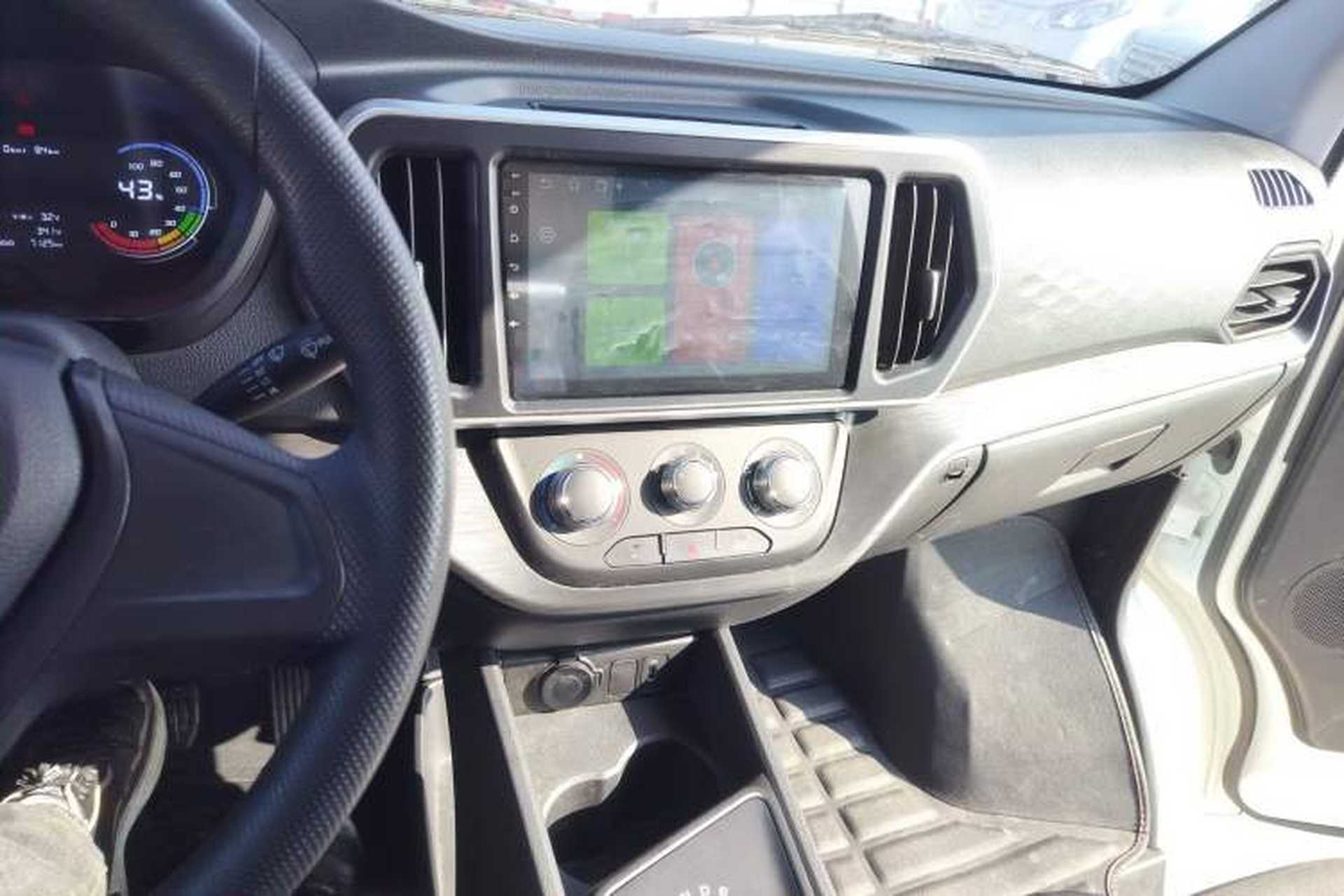 Used CHANGAN KAICHENG Ruixing EM60 2025 Passenger Version Comfort Edition 6 Seats 300 km Range Side-Hinged Doors Audio And AC Panel