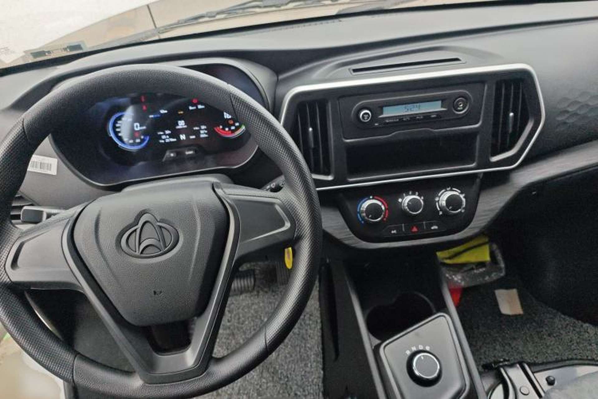 Used CHANGAN KAICHENG Ruixing EM60 2025 Passenger Version Comfort Model 6 Seats 300 km Liftback Door Center Console