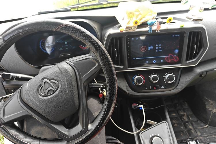 Used CHANGAN KAICHENG Ruixing EM60 2025 Model, Passenger Version—Comfortable Type, 6 Seats, 240 km, Side Doors, 60 kW Center Console