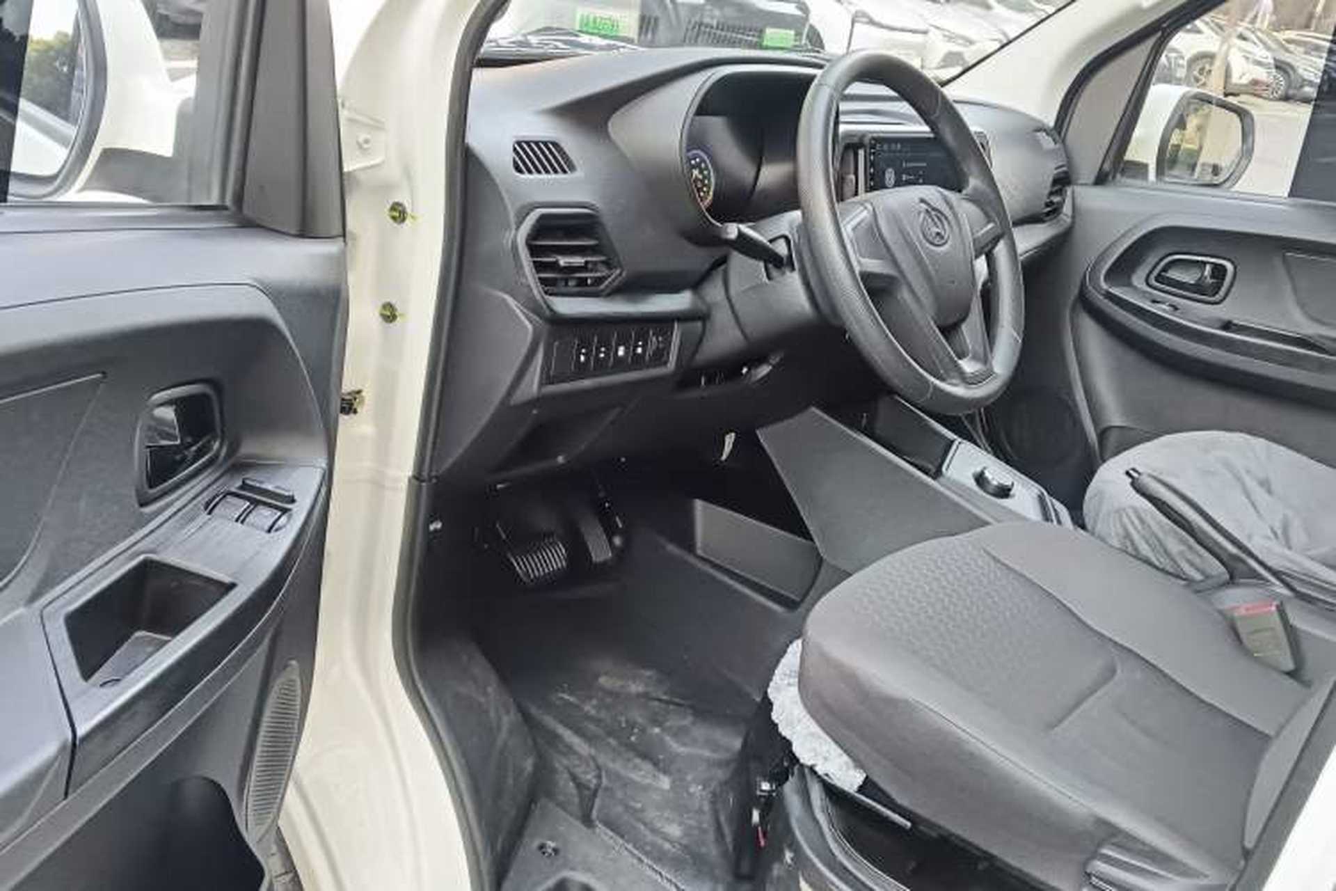 Used CHANGAN KAICHENG Ruixing EM60 2025 Passenger Version Comfort Edition 6 Seats 300 km Range Side-Hinged Doors Driver Seat