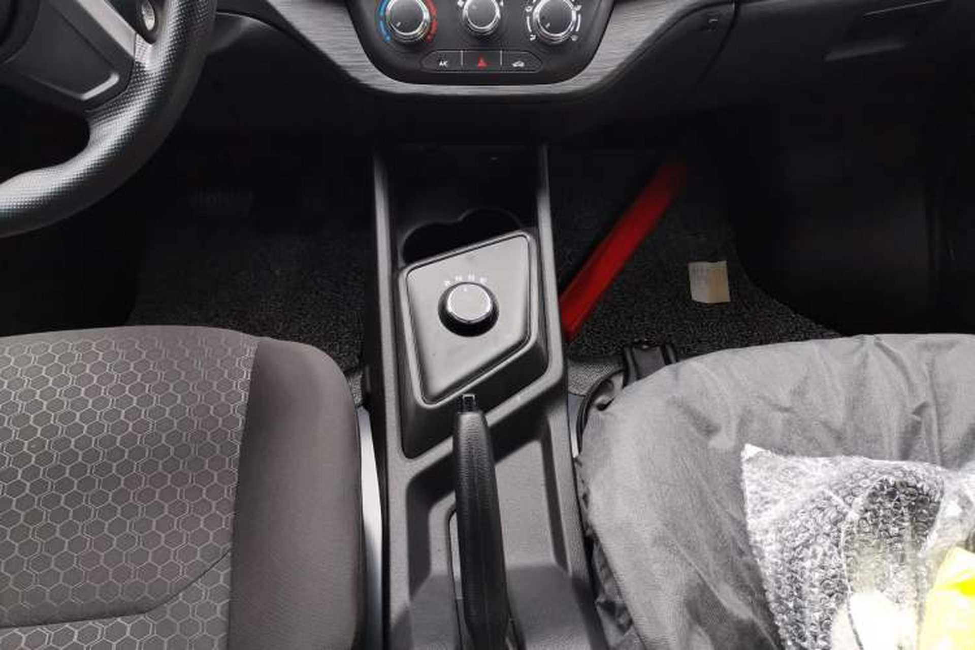 Used CHANGAN KAICHENG Ruixing EM60 2025 Passenger Version Comfort Model 6 Seats 300 km Liftback Door Gear Lever