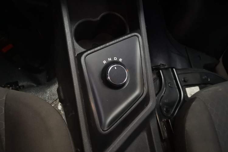 Used CHANGAN KAICHENG Ruixing EM60 2025 Passenger Version Comfort Edition 6 Seats 300 km Range Side-Hinged Doors Gear Lever