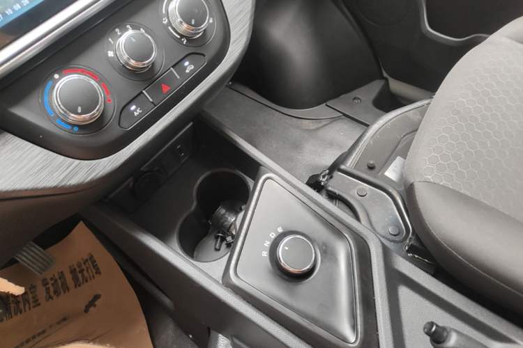 Used CHANGAN KAICHENG Ruixing EM60 2025 Passenger Version Comfort Model 6 Seats 300 km Liftback Door Gear Lever