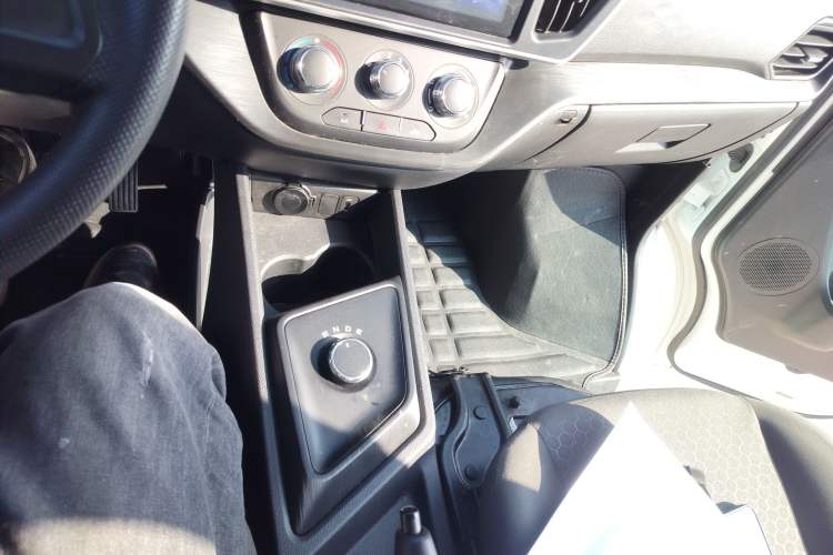 Used CHANGAN KAICHENG Ruixing EM60 2025 Passenger Version Comfort Edition 6 Seats 300 km Range Side-Hinged Doors Gear Lever