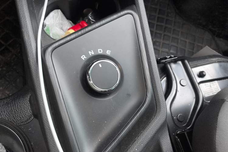 Used CHANGAN KAICHENG Ruixing EM60 2025 Passenger Version Comfort Model 6 Seats 300 km Liftback Door Gear Lever