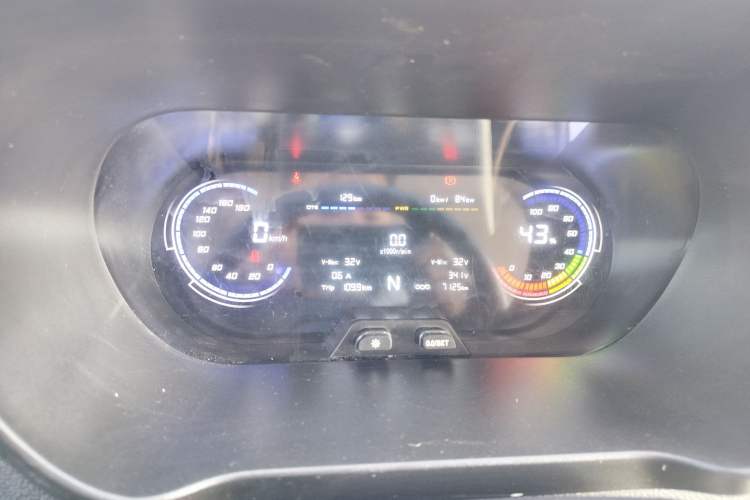 Used CHANGAN KAICHENG Ruixing EM60 2025 Passenger Version Comfort Edition 6 Seats 300 km Range Side-Hinged Doors Instrument Cluster
