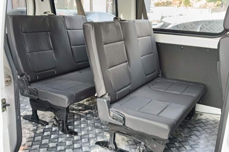 Used CHANGAN KAICHENG Ruixing EM60 2025 Passenger Version Comfort Edition 6 Seats 300 km Range Side-Hinged Doors Interior 4