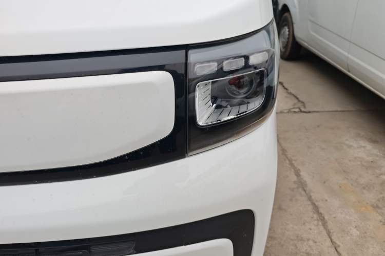 Used CHANGAN KAICHENG Ruixing EM60 2025 Model, Passenger Version—Comfortable Type, 6 Seats, 240 km, Side Doors, 60 kW Left Front Headlight
