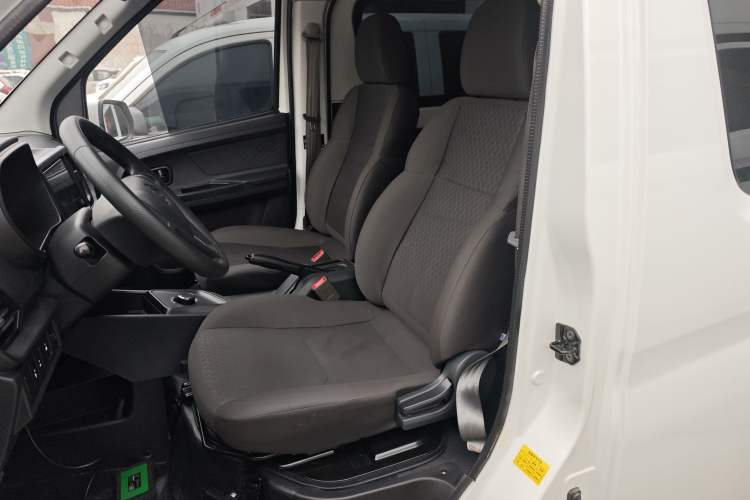 Used CHANGAN KAICHENG Ruixing EM60 2025 Model, Passenger Version—Comfortable Type, 6 Seats, 240 km, Side Doors, 60 kW Left Front Seat