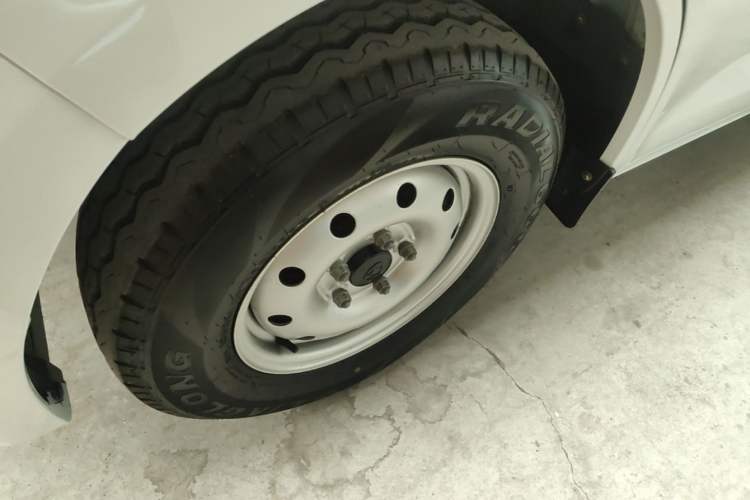 Used CHANGAN KAICHENG Ruixing EM60 2025 Passenger Version Comfort Model 6 Seats 300 km Liftback Door Left Front Wheel Hub