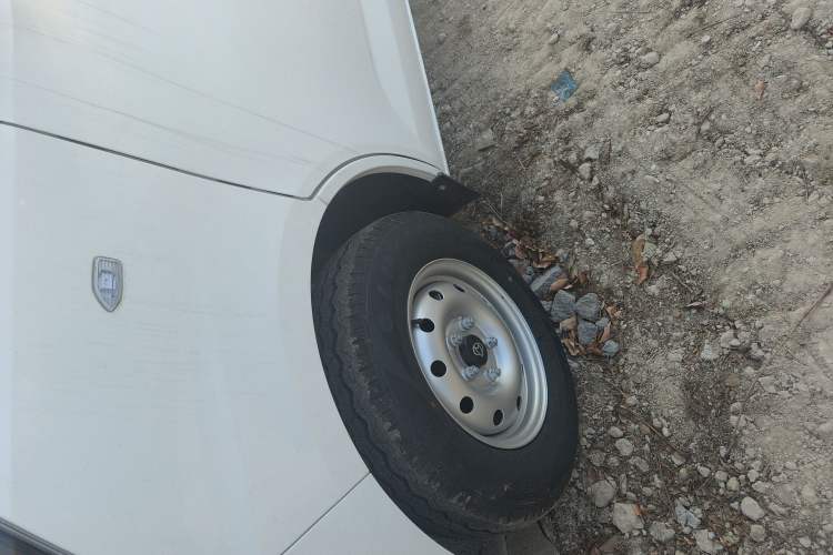 Used CHANGAN KAICHENG Ruixing EM60 2025 Passenger Version Comfort Edition 6 Seats 300 km Range Side-Hinged Doors Left Front Wheel Hub