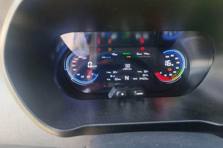 Used CHANGAN KAICHENG Ruixing EM60 2025 Passenger Version Comfort Model 6 Seats 300 km Liftback Door Odometer Close Up