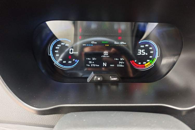 Used CHANGAN KAICHENG Ruixing EM60 2025 Passenger Version Comfort Edition 6 Seats 300 km Range Side-Hinged Doors Odometer Close Up